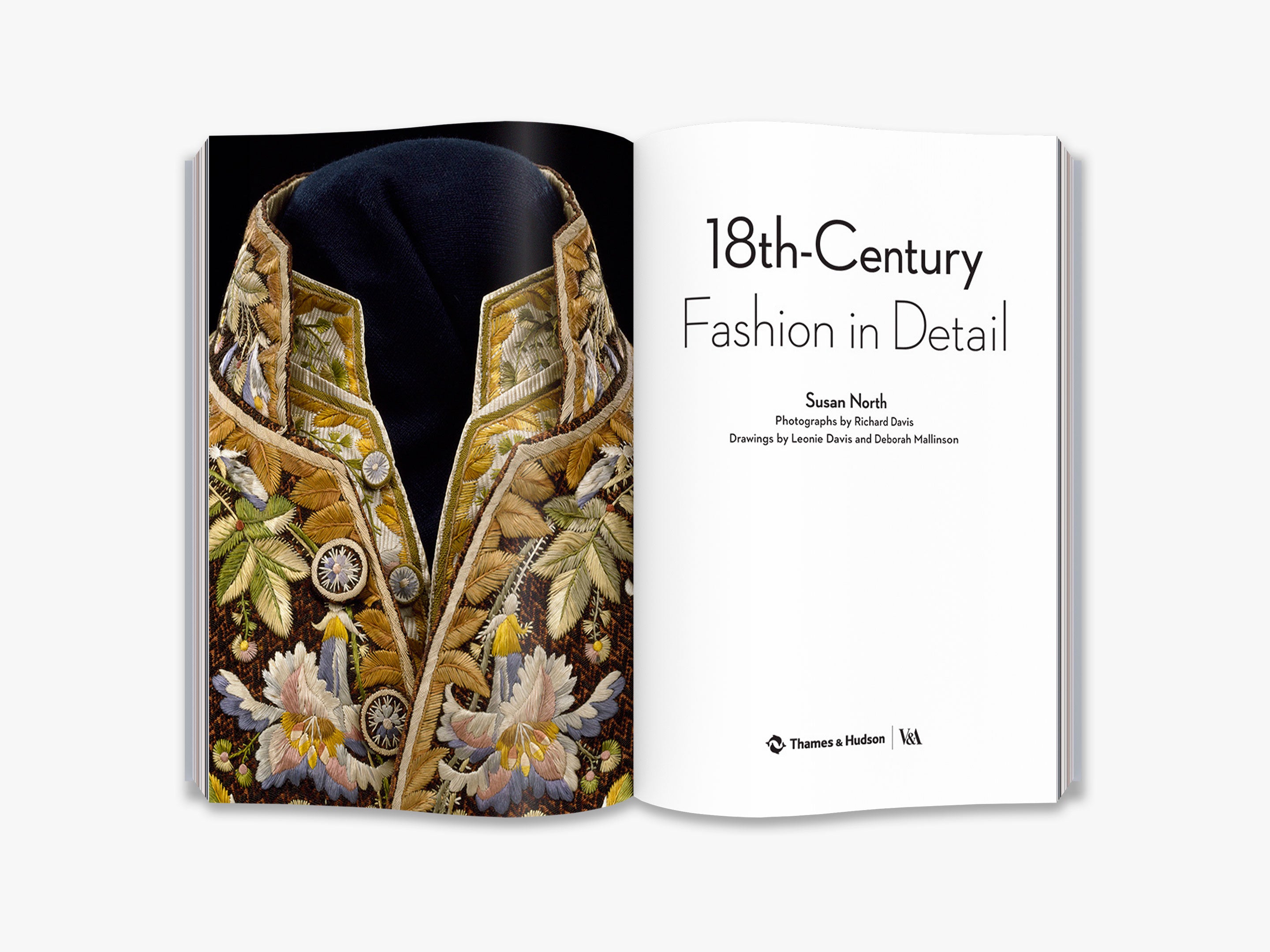 18th-Century Fashion in Detail (In Detail; V&A)