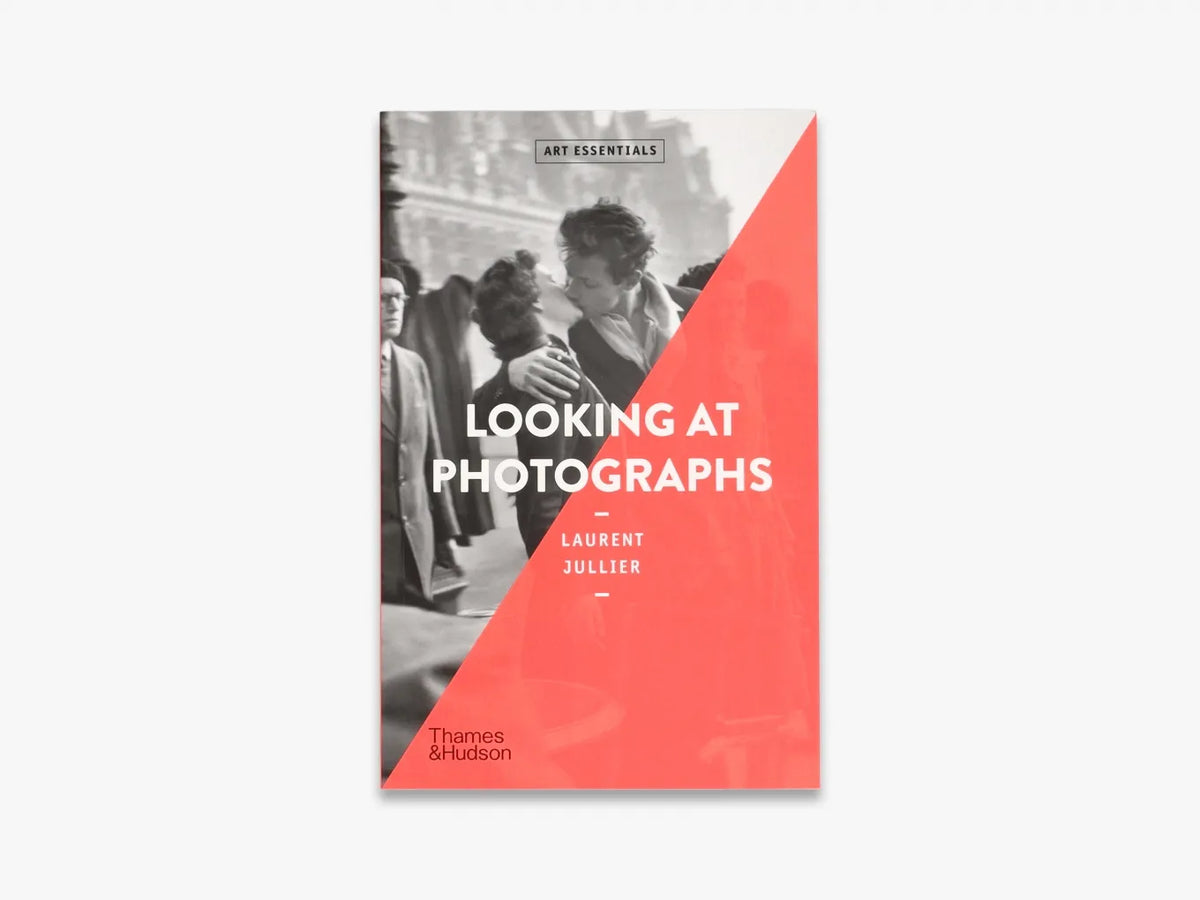 Looking at Photographs (Art Essentials)